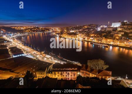 Vista nocturna del Río Duero entre Porto y Vila Nova Ciudades de Gaia en Portugal