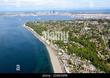 Vista aérea de Alki Beach y North Admiral con el horizonte de Seattle y Elliot Bay detrás. Oeste de Seattle visto desde arriba.