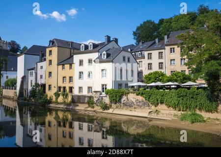 Luxemburgo, la ciudad de Luxemburgo, el Grund - ciudad baja que refleja en el río Alzette Foto de stock