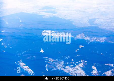 Montañas azules y nevadas, vista aérea