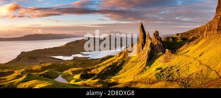 Hermoso y vibrante amanecer de verano en el Viejo Hombre de Storr en la Isla de Skye, Escocia, Reino Unido. Foto de stock