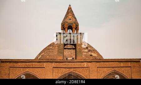 Vista desde el exterior del edificio de la iglesia VANK. catedral dedicada a los deportados armenios, con un santuario abovedado y coloridos frescos Foto de stock