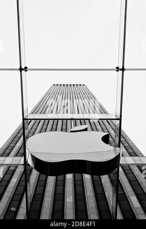 MONTERREY, MÉXICO - 13 de abril de 2012: MONTERREY, NL, MÉXICO - 12 DE NOVIEMBRE de 2012: Logotipo de Apple Store en la entrada de la Apple Store en la Quinta Avenida New Yo Foto de stock