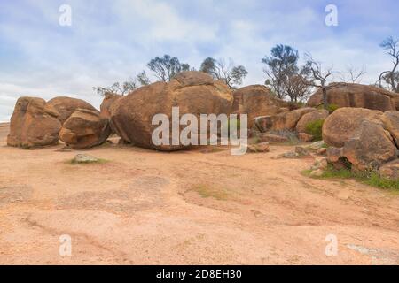 Devil's Marbles en la parte superior de Hyden Rock cerca de Hyden, Australia Occidental