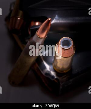 Una pistola cargada magazine con balas de calibre 40 y un rifle cargado con balas de calibre .223 revista junto con cada una de las viñetas en el MAG Foto de stock