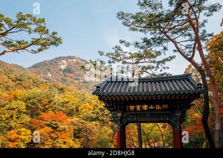 Seúl, Corea - 26 de octubre de 2020 : Otoño del templo de Jingwansa con la montaña Bukhansan