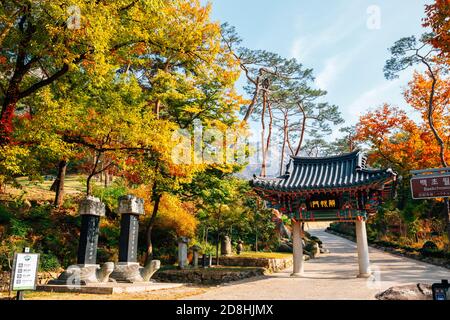 Seúl, Corea - 26 de octubre de 2020 : Otoño del templo de Jingwansa con la montaña Bukhansan