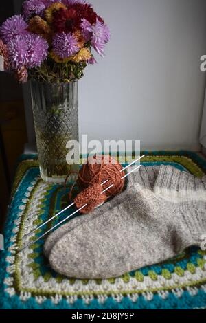 Calcetines de lana blanca con lana merino argentina hecha a mano azul-verde  sobre fondo blanco Fotografía de stock - Alamy