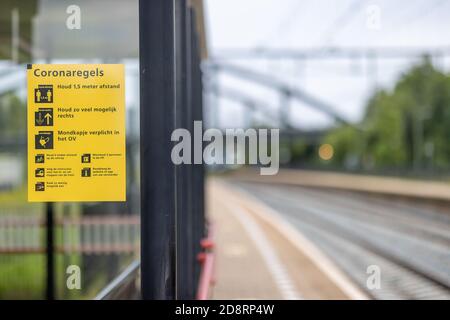 Beek, Limburgo del Sur / países Bajos. 27 de julio de 2020. Estación de tren con un signo amarillo que indica: Distancia social, caminar a la derecha y la obligatoria Foto de stock