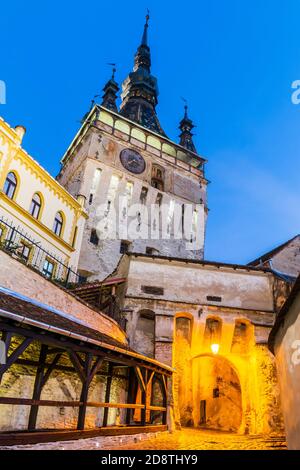 Sighisoara, Rumania. Ciudad medieval con torre del reloj en Transilvania.