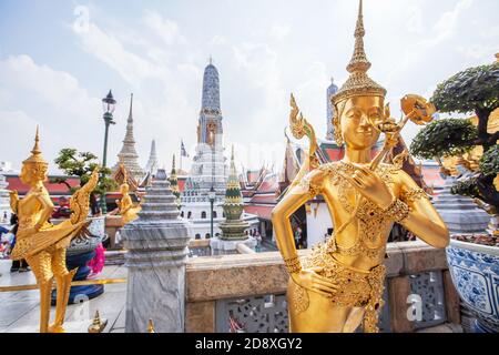 Elegante estatua de oro de Kinnari en el Gran Palacio, Bangkok, Tailandia, los personajes mitológicos son la benevolente mitad humana, medio-aves criaturas.