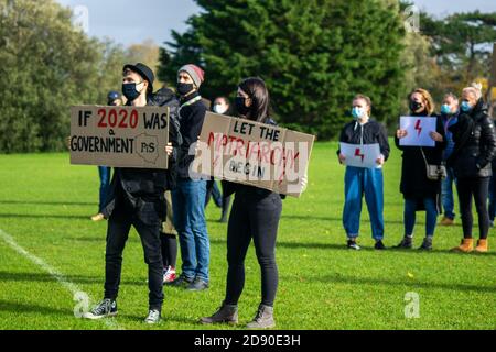 Oxford, Reino Unido - 1 de noviembre de 2020: Protesta pro-elección polaca en los parques universitarios Oxford, mujeres y hombres protestando pacíficamente contra los anti