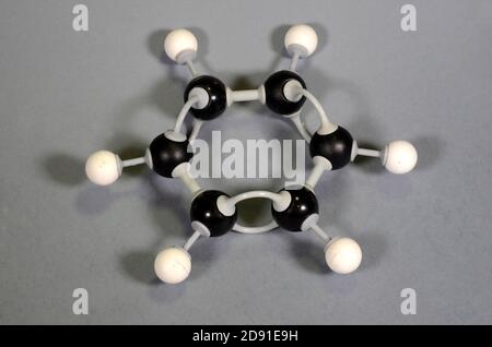 Modelo de molécula de anillo de benceno tradicional Foto de stock