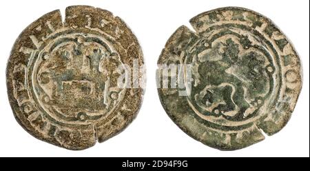 Foto macro de una antigua moneda española de cobre del rey Carlos I. Foto de stock