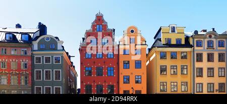 Casas tradicionales de colores en el casco antiguo (Gamla Stan) de Estocolmo, Suecia