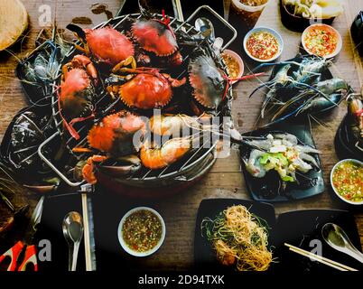 Buffet a la parrilla, mariscos frescos a la parrilla con parrillas de  carbón incluyendo cangrejos, camarones, calamares y almejas Fotografía de  stock - Alamy