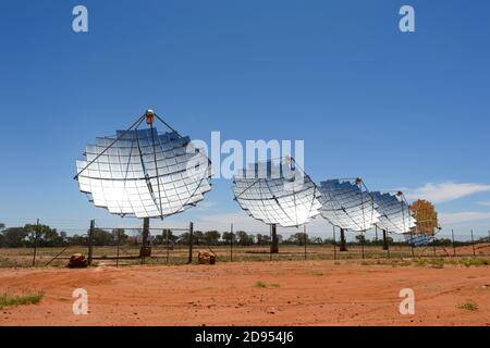 La granja solar de Ergon Energy en Windorah utiliza cinco platos solares concentrados, Queensland, QLD, Australia Foto de stock