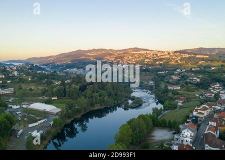 Amarante drone vista aérea con del paisaje de la ciudad en Portugal al amanecer Foto de stock