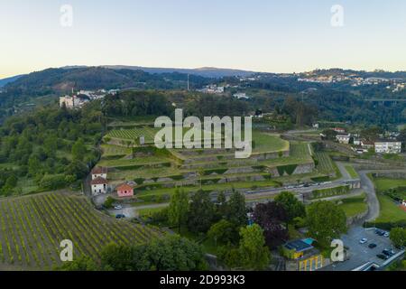 Amarante drone vista aérea con del paisaje de la ciudad en Portugal al amanecer Foto de stock