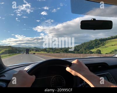 PDV de un hombre que conduce un coche en las carreteras de Brasil. Foto de stock