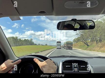 PDV de un hombre que conduce un coche en las carreteras de Brasil. Foto de stock