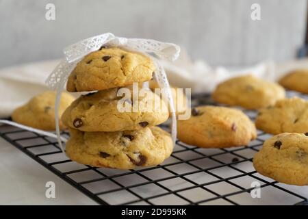 Pila casera de galletas de chocolate sobre fondo blanco. Productos horneados.