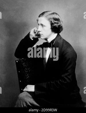 1837 c : el célebre escritor, matemático y fotógrafo LEWIS CARROLL ( nombre real Charles Lutwidge Dodgson , Daresbury, Cheshire 1832 - Guildford , Surrey 1898 ) en un autorretrato , autor de ' Alice in Wonderland ' ( 1865 ) - SCRITTORE - MATEMATICO - FOTOGRAFO - autoritratto - collar - colletto - corbata - cravatta papillon - LETTERATURA per l' infanzia - LITERATURA para niños - letterato ---- Archivio GBB