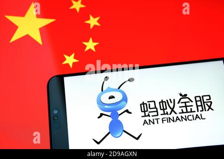 ANT Financial en la pantalla del smartphone situada en la parte superior de la pantalla con la bandera de China. Foto conceptual. Foto de stock