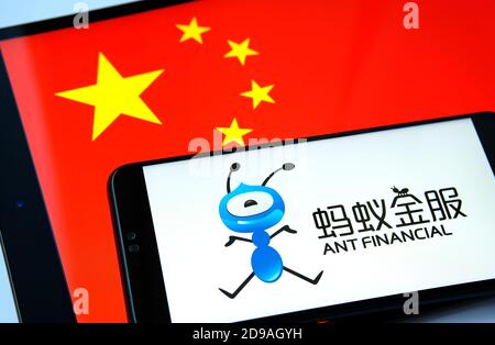 ANT Financial en la pantalla del smartphone situada en la parte superior de la pantalla con la bandera de China. Foto conceptual. Foto de stock