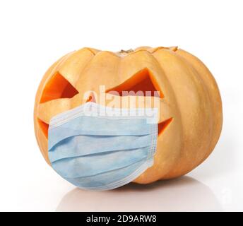Calabaza para Halloween con máscara quirúrgica durante los tiempos de la pandemia de covid-19 aislado sobre fondo blanco