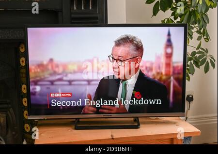 Michael Gove, Ministro de Gobierno, discutiendo el anuncio de un "segundo cierre de Inglaterra" contra Coronavirus; texto "segundo cierre de Inglaterra". Foto de stock