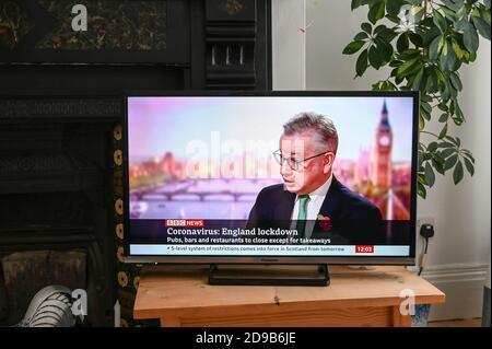 Michael Gove, Ministro de Gobierno, discutiendo el anuncio de un "segundo bloqueo de Inglaterra" contra Coronavirus; texto "bloqueo de Inglaterra". Noticias de la BBC. Foto de stock