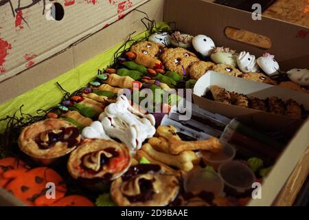 Juego de pastelitos festivos de Halloween y golosinas y dulces una caja para la fiesta Foto de stock