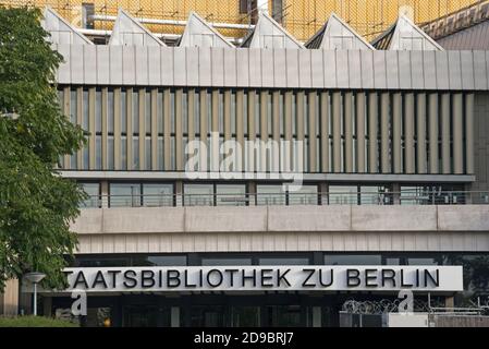 Staatsbibliothek (Berlin State Library) designed by Hans Scaroun in Potsdamer Strasse Berlin Stock Photo