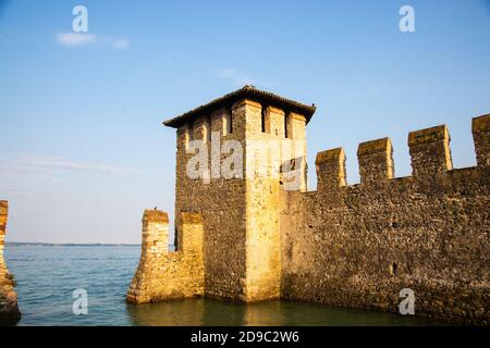Castillo de Sirmione (Castello Scaligero), Lago de Garda - Scaligerburg . Foto de stock