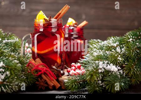 Vino de Navidad con especias y cítricos, árbol de Navidad Foto de stock