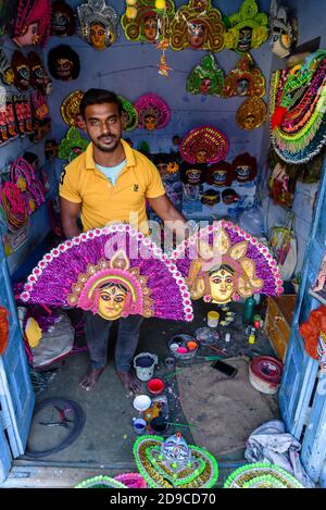 Charida, Purulia, Bengala Occidental / India - Noviembre 01,2020. Un Artisan Rural No Identalizado completando las máscaras Chhau en su taller. Foto de stock