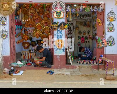 Charida, Purulia, Bengala Occidental / India - Noviembre 01,2020. Un Artisan Rural No Identalizado completando las máscaras Chhau en su taller. Foto de stock
