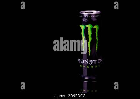 Lata De Monster Energy Drink Puede Aislar En Un Estudio De Fondo Blanco Fotografia De Stock Alamy