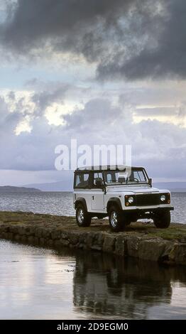 1994 Defender 90 V8 modelo americano en la Isla de Skye Escocia Reino Unido Foto de stock