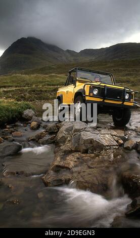 1994 Defender 90 V8 modelo americano en la Isla de Skye Escocia Reino Unido Foto de stock