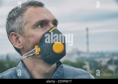 Hombre que llevaba un verdadero anti-contaminación, anti-virus de smog y máscara facial; una densa niebla en el aire