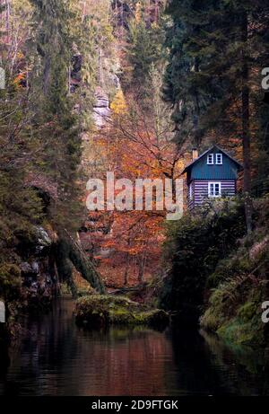 Pequeña cabaña en Edmunds Gorge en el Rrepublic checo en otoño