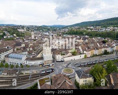 Schaffhausse, Suiza - 19 de mayo de 2019: Vista aérea de la ciudad vieja suiza de Schaffhausen con tráfico ocupado cerca de la estación de tren. Foto de stock