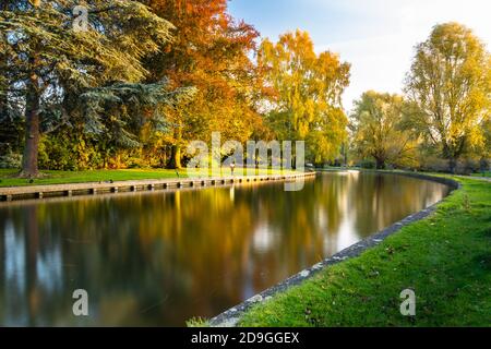 Lon imagen de exposición del río Cam en otoño, Cambridge, Reino Unido