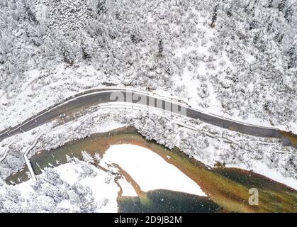 Vista aérea del paisaje nevado del área escénica del glaciar Ngawa Dagu en el condado de Heishui, el tibetano de Ngawa y la prefectura autónoma de Qiang, al suroeste de China Foto de stock