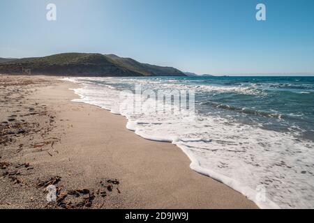Las olas del mar Mediterráneo golpean suavemente sobre el blanco Playa de arena en Ostriconi en la región de Balagne de Córcega Foto de stock