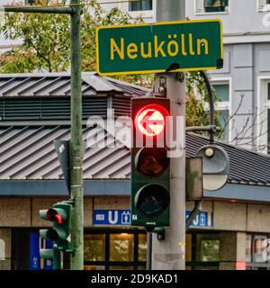 Schilm Neukölln am Hermannplatz, rote Ampel, Berlín. En Neukölln ist die Corona-Ampel wegen zahlreicher Neuinfektionen mit 147,3 am 12.10.2020 über d Foto de stock