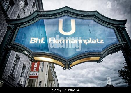 U-Bahn Hermannplatz, Neukölln, Corona Hotspot, Corona Ampel auf rot, Foto de stock