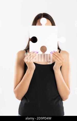No seamos indiferentes a las normas nocivas de la intolerancia racial. Ninguna cara y ninguna diferencia es sin corazón e intolerante.